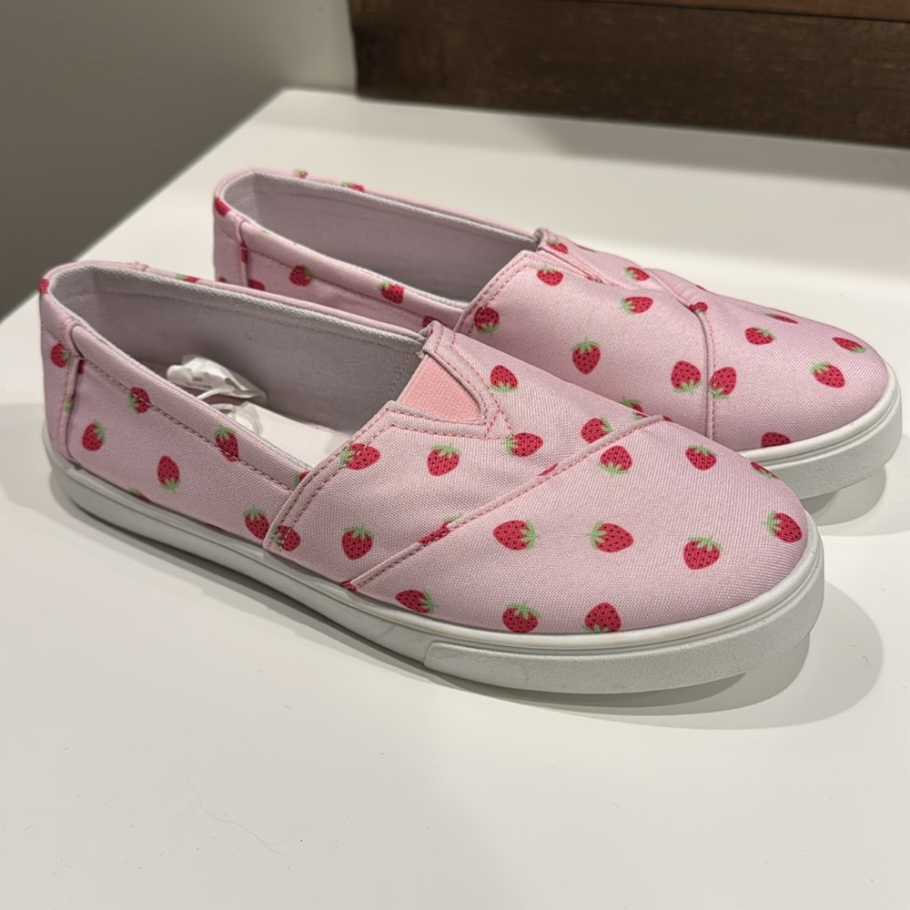 Isaac Mizrahi Women's Strawberry Flats - Picture 9 of 9